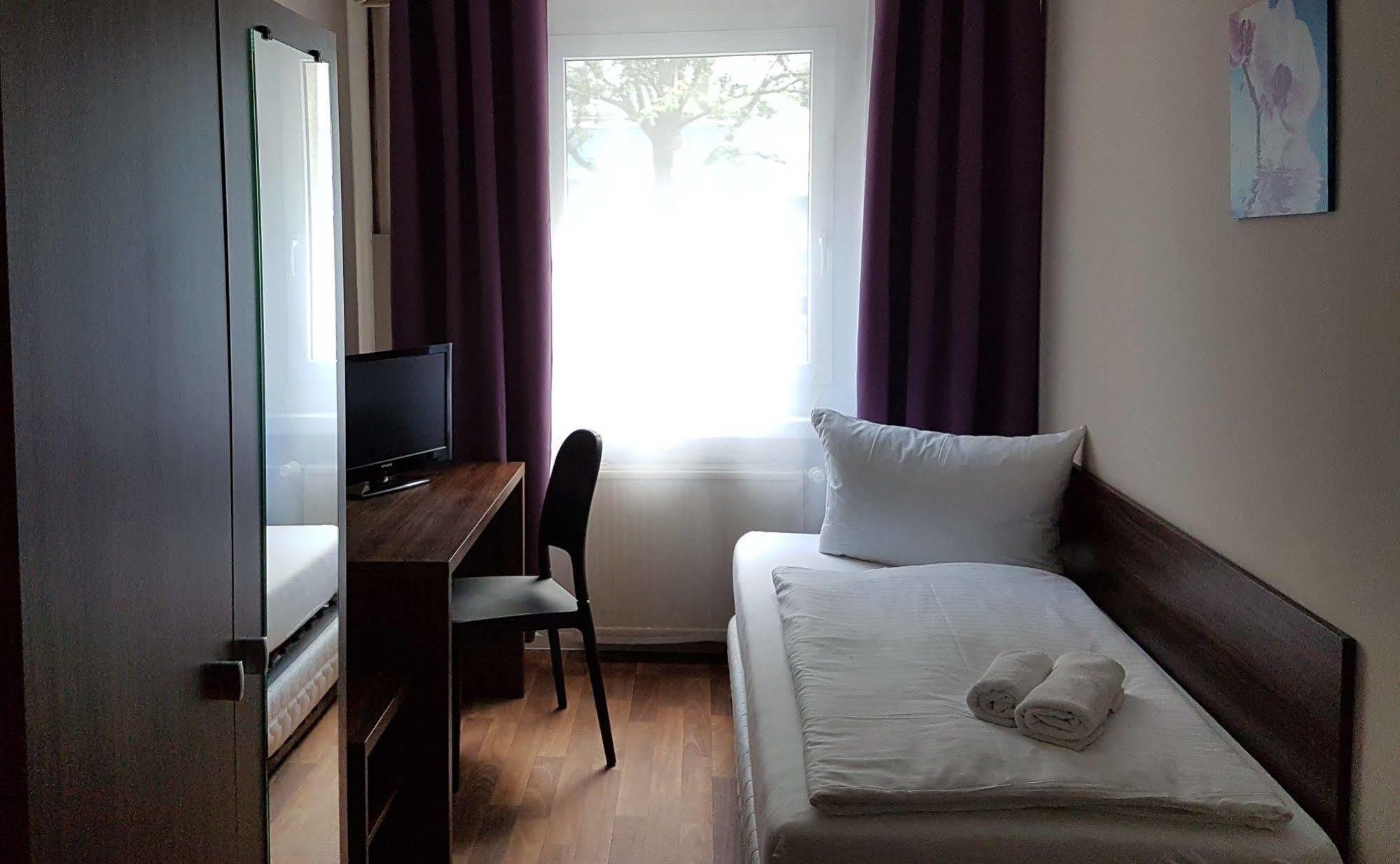 Hotel Pension Eberty Berlin Ngoại thất bức ảnh